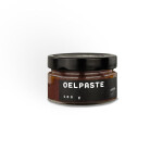 Glas OELpaste mit sortenreiner Bio-Kalamata-Olivenpaste, veredelt mit Koroneiki-Olivenöl, Knoblauch und Oregano – mediterrane Feinkost aus Griechenland, handgemacht und vegan, fotografiert auf hellem Holztisch mit Brot und Oliven.