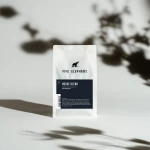 Five Elephant Espresso House-Blend 250g Five Elephant ist eine renommierte Kaffeerösterei und Café in Berlin-Kreuzberg, die für ihre hochwertigen Espressosorten bekannt ist. Der Five Elephant Espresso aus Berlin-Kreuzberg ist ein beliebtes Produkt der Rösterei und zeichnet sich durch seine besondere Geschmacksnote und Qualität aus.