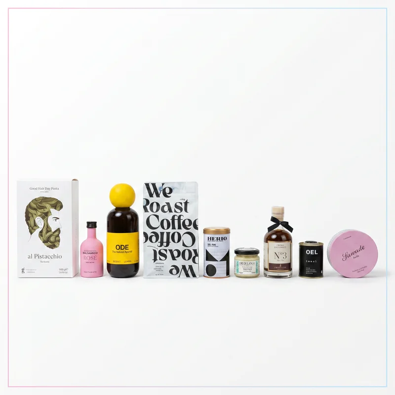 Unsere Meisterwerke ist eine Premium Feinkost Geschenkbox mit Aperitif, Espresso, Pistazienpasta, Trüffelbutter, Balsamico, Bio-Olivenöl, Meersalz und Berliner Pralinen. Die Geschenkbox eignet sich als exklusives Firmengeschenk, Kundengeschenk, Mitarbeitergeschenk, Weihnachtsgeschenk oder Gourmet-Geschenk. Die hochwertige Magnetbox kann personalisiert werden und richtet sich an Unternehmen, Geschäftspartner, Feinschmecker und anspruchsvolle Genießer.