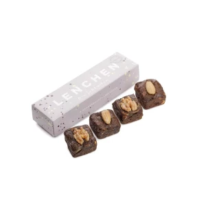 Lenchen Premium Lebkuchen 4er Box Der richtig leckere Lebkuchen, auf einem alten Rezept beruhend, ist eine wahre Gaumenfreude, die die traditionelle Handwerkskunst und den unverwechselbaren Geschmack vergangener Zeiten wieder zum Leben erweckt.