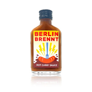 Berlin Brennt Hot Curry Sauce 100ml Dies ist die erste einer neuen Reihe von Saucen von CBS mit dem Namen Berlin Brennt, die die Aromen von Berlin repräsentieren. Diese scharfe Currysauce ist inspiriert von dem kultigen Berliner Streetfood, der Currywurst. Sie ist in der Tat scharf, aber der Fokus liegt nicht auf dem Chili wie bei unseren anderen Saucen, sondern auf der Beziehung zwischen der Schärfe und dem Geschmack, und wie dieser Geschmack von der kulinarischen Identität der Stadt inspiriert ist, in der sie hergestellt wurde.