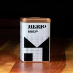 Feinkost online bestellen 5 Herio grobes Meersalz 600g Entdecken Sie das HERIO Grobes Meersalz (Gros Sel), traditionell geerntet auf der Île de Noirmoutier in Frankreich. Dieses grobe Salz zeichnet sich durch seine reine, unverfälschte Qualität aus und ist ideal zum Würzen und Zubereiten verschiedenster Gerichte. Ob beim Kochen von Pasta, Kartoffeln oder zum Salzen von Fleisch und Fisch – das HERIO Grobes Meersalz verleiht Ihren Speisen eine authentische und aromatische Note.