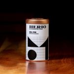 Herio feines Meersalz unfiltriert 250g Entdecken Sie das hochwertige HERIO Feinsalz (Sel Fin) von der Île de Noirmoutier in Frankreich. Dieses feine Salz, sorgfältig von Hand geerntet, bringt den Geschmack des Meeres direkt in Ihre Küche und verleiht Ihren Gerichten das gewisse Extra. Ideal zum Verfeinern von Speisen, es eignet sich hervorragend zum Abschmecken von Salaten, Fleisch, Fisch und Gemüse.