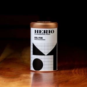 Herio feines Meersalz unfiltriert 250g Entdecken Sie das hochwertige HERIO Feinsalz (Sel Fin) von der Île de Noirmoutier in Frankreich. Dieses feine Salz, sorgfältig von Hand geerntet, bringt den Geschmack des Meeres direkt in Ihre Küche und verleiht Ihren Gerichten das gewisse Extra. Ideal zum Verfeinern von Speisen, es eignet sich hervorragend zum Abschmecken von Salaten, Fleisch, Fisch und Gemüse.
