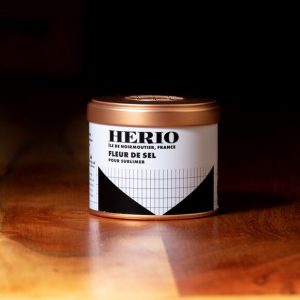 Herio Fleur de Sel 125g Entdecken Sie das exquisite HERIO Fleur de Sel, eine der edelsten Salzsorten, handgeerntet auf der Île de Noirmoutier in Frankreich. Dieses feine Meersalz wird nach traditioneller Handwerkskunst gewonnen und ist bekannt für seinen besonders milden Geschmack und seine zarte Textur. Perfekt zum Verfeinern und Abrunden Ihrer Gerichte, eignet sich das Fleur de Sel ideal zum Würzen von Fleisch, Fisch, Salaten und Gemüse sowie für den besonderen Feinschliff Ihrer Gourmet-Kreationen