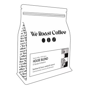 House Blend Espresso We Roast Coffee 250g Hochwertige Kaffee-Mischung aus El Salvador und Brasilien – Ein vollmundiger Genuss mit süßen Aromen Diese exklusive Kaffeemischung vereint die besten Bohnen aus El Salvador (60%) und Brasilien (40%) zu einem ausgewogenen und vollmundigen Geschmackserlebnis. Der Blend zeichnet sich durch einen süßen, vollen Körper, einen geringen Säuregehalt und köstliche Aromen von Schokolade, Mandeln und Melasse aus. Ein wahrer Genuss für alle, die einen sanften und reichhaltigen Kaffee mit komplexen Aromen bevorzugen.