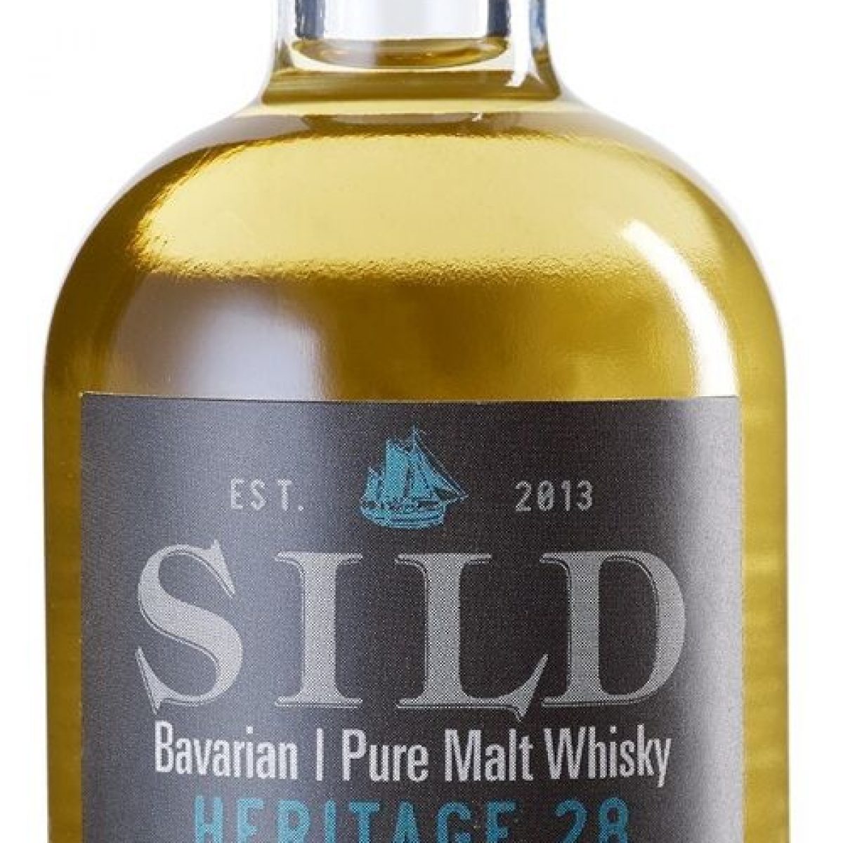 SILD Heritage 28 – Ein Meisterwerk des bayerischen Whisky-Handwerks Der SILD Heritage 28 entführt Sie in die Welt des bayerischen Pure Malt Whiskys und erzählt die Geschichte von Florian Stetter, einem echten Whisky-Pionier. Bereits 1999 destillierte Stetter den ersten deutschen Single Malt in der traditionsreichen Lantenhammer Brennerei am Schliersee. Mit dem SILD Heritage 28 lebt dieser Geist der Innovation und Handwerkskunst weiter, ein Symbol für die Vereinigung von Tradition und modernen Brennverfahren.