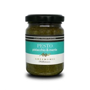 Greenomic Pesto Pistacchio & Menta – Frische italienische Eleganz Entdecken Sie den unverwechselbaren Geschmack des Pesto Pistacchio & Menta von Greenomic – eine wahre Delikatesse, die Ihre Pasta im Handumdrehen in ein italienisches Meisterwerk verwandelt. Frisch zubereitet mit sorgfältig ausgewählten Zutaten aus der sonnenverwöhnten Natur der Toskana, vereint dieses Pesto die frische Note von Minze (7%) mit der nussigen Cremigkeit von Pistazien (4%). Basilikum (20%) sorgt für die traditionelle Grundlage, die in jedem Bissen den mediterranen Charakter unterstreicht.