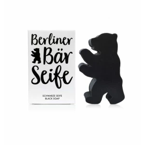 Berliner Bär Seife – Das perfekte Berlin-Souvenir Bringen Sie ein Stück Berlin mit nach Hause mit der einzigartigen Berliner Bär Seife! Diese milde, schwarze Seife in Form des Berliner Bären ist nicht nur ein außergewöhnliches Souvenir, sondern bietet auch eine sanfte und pflegende Reinigung für Ihre Haut. Mit ihrer natürlichen Formel und der Kraft der Aktivkohle reinigt sie tiefenwirksam, während ein frischer Duft belebt und erfrischt.