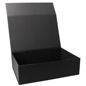 „Elegante schwarze Magnetbox 38x28x12 cm aus stabilem Kraftpapier mit Magnetverschluss – personalisierbar im Konfigurator mit eigenem Etikett (10,2 × 7,6 cm)“