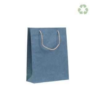 Kleine ZEROTREE® Tragetasche aus Jeansfasern - Blau Diese nachhaltige ZEROTREE® Tragetasche im Format 20+08x26 cm (Breite + Falte x Höhe) ist die umweltfreundliche Wahl für moderne Verpackungen. Die Tasche besteht aus handgeschöpftem Material, das aus recycelten Baumwoll-Reststoffen von Jeansfasern und Altpapier hergestellt wird. Dank des verstärkten Randumschlags ist sie besonders stabil und langlebig – ideal für kleine Geschenke oder als stylische Tragetüte.