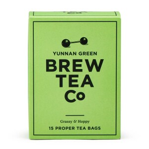 Yunnan Green Proper Tea Bags – Frischer Grüntee aus den besten Ernten Die Yunnan Green Proper Tea Bags von Brew Tea Company sind ein hochwertiger Grüntee, der durch seine Frische und reiche Aromen überzeugt. Hergestellt aus den frischesten Ernten aus der Yunnan-Region in China, bietet dieser Tee ein außergewöhnliches Geschmackserlebnis. Mit Noten von Gras, Hopfen und einem vollmundigen Charakter ist er die perfekte Wahl für alle, die die Authentizität und Qualität von Grüntee schätzen.