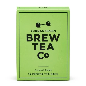 Yunnan Green Proper Tea Bags – Frischer Grüntee aus den besten Ernten Die Yunnan Green Proper Tea Bags von Brew Tea Company sind ein hochwertiger Grüntee, der durch seine Frische und reiche Aromen überzeugt. Hergestellt aus den frischesten Ernten aus der Yunnan-Region in China, bietet dieser Tee ein außergewöhnliches Geschmackserlebnis. Mit Noten von Gras, Hopfen und einem vollmundigen Charakter ist er die perfekte Wahl für alle, die die Authentizität und Qualität von Grüntee schätzen.