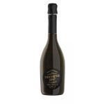 Crémant de Bordeaux – Eleganz, Tradition & französisches Savoir-faire Château Palais Cardinal | Méthode Traditionnelle | Brut Dieser Crémant de Bordeaux verkörpert die handwerkliche Perfektion und Eleganz, für die das Château Palais Cardinal seit 1867 steht. Hergestellt nach der traditionellen Flaschengärung („Méthode Traditionnelle“) überzeugt dieser Schaumwein mit seiner feinen Perlage, einem blassgoldenen Schimmer und einem raffinierten, aromatischen Profil. Die Nase zeigt eine elegante Komposition aus weißen Blüten, Walderdbeeren und einem Hauch Honig, die am Gaumen von zarter Frische und subtiler Komplexität getragen wird. Als Aperitif ebenso ideal wie als Begleiter zu Meeresfrüchten, Schalentieren oder Lachs mit feinen Kräutern – dieser Crémant verleiht jedem Anlass eine prickelnde Note voller Finesse. Highlights: ✔️ Klassischer Crémant de Bordeaux Brut ✔️ Hergestellt nach traditioneller Flaschengärung ✔️ Florale Aromen, feine Frucht & Honignoten ✔️ Vielseitiger Speisebegleiter & Aperitif ✔️ Crémant de Bordeaux online kaufen Weindetails: Name: Crémant de Bordeaux Brut Weingut: Château Palais Cardinal Region: Bordeaux, Frankreich Weinart: Schaumwein Herstellung: Méthode Traditionnelle Farbe: Blassgolden Aromen: Weiße Blüten, Walderdbeeren, Honig Empfohlene Serviertemperatur: 6–8 °C Perfekt zu: Aperitif, Fisch, Meeresfrüchten, Lachs, feiner Küche Inhalt: 0,75 l