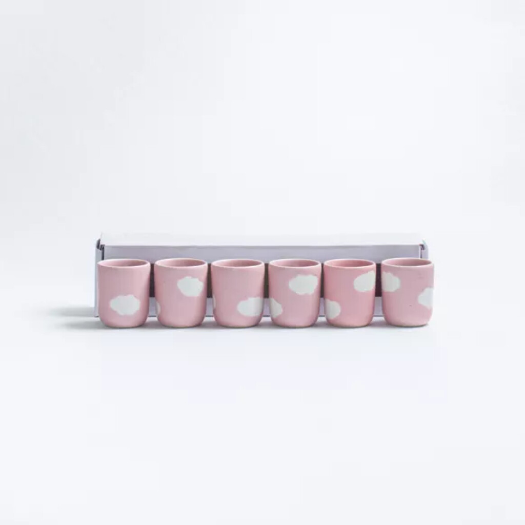 Keywords (integriert): Rosa Espressotasse Keramiktasse in Wolkenform handgemachte Tasse rosa Geschenkidee für Kaffeeliebhaber Design Tasse pink Espressobecher Steingut kleine rosa Tasse handmade Espresso Tasse mit Wolken