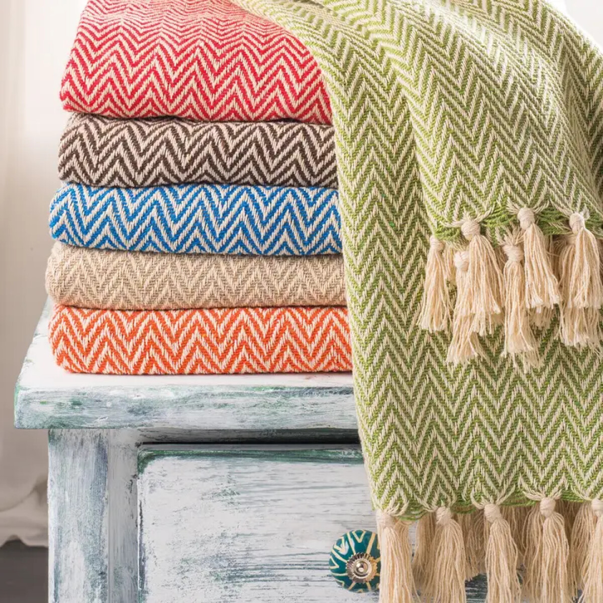 Master Keywords: Überwurf recycelte Baumwolle, Chevron-Decke handgewebt, nachhaltiger Wohntextil Überwurf, Fair-Trade Tagesdecke, Baumwollüberwurf Sofa, weiche Baumwolldecke, Decke aus Recyclingbaumwolle