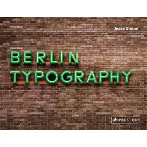 Typografie entdecken in Berlin – Ein visueller Spaziergang durch die Schriftwelt der Hauptstadt 🅱️ „Berlin Typography“ – Ein Buch über die typografische Seele der Stadt Berlin ist eine Stadt mit vielen Gesichtern – und mit ebenso vielen Schriftbildern. Von prunkvollen neoklassizistischen Monumenten bis hin zu leuchtenden Neon-Schriftzügen auf alten Ladenfassaden: Die Berliner Typografie prägt das Erscheinungsbild der Metropole wie kaum ein anderes gestalterisches Element. Das Buch „Berlin Typography“ versammelt die schönsten und spannendsten Schriftzüge aus der Stadt – liebevoll fotografiert und dokumentiert vom gleichnamigen Projekt. Es zeigt: Wer durch Berlin läuft, bewegt sich durch eine lebendige Galerie der Typografie.