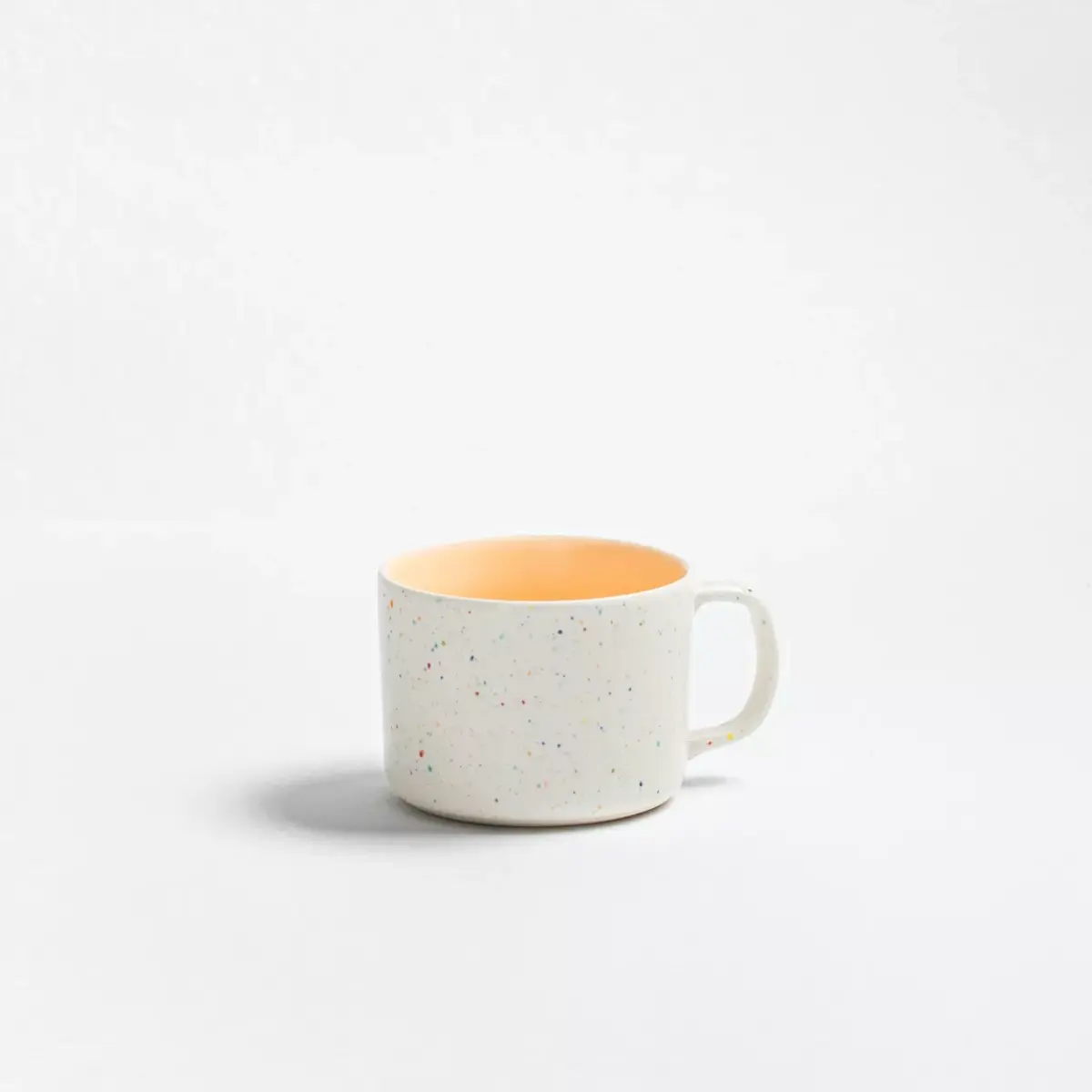 Fokus-Keywords (für Google optimiert): Keramikbecher weiß orange Designbecher Steinzeug Becher mit reaktiver Glasur großer Kaffeebecher 450 ml handgefertigter Becher kaufen stylischer Teebecher Einzelbecher Keramik moderne Kaffeetasse Keramiktasse handmade Becher für Kaffee oder Tee breeze Party