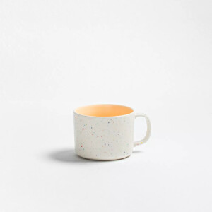 Fokus-Keywords (für Google optimiert): Keramikbecher weiß orange Designbecher Steinzeug Becher mit reaktiver Glasur großer Kaffeebecher 450 ml handgefertigter Becher kaufen stylischer Teebecher Einzelbecher Keramik moderne Kaffeetasse Keramiktasse handmade Becher für Kaffee oder Tee breeze Party