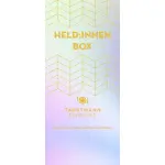 Feinkost online bestellen 4 💪 Held:innen Box Zarte Pastellfarben in Mint, Rosa und Hellblau, kombiniert mit goldenen Linien und dem markanten Schriftzug „Held:innen Box“, machen diese Banderole zu einer liebevollen Hommage an alle Alltagsheld:innen. Ideal als Dankeschön-Geschenkbox, z. B. für Mitarbeitende, Pflegekräfte oder besondere Menschen. Jede Taudtmann Feinkost-Banderole ist personalisiert und individuell gestaltbar – ein modernes, wertschätzendes Statement aus Berlin.