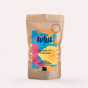 Das Knalle Popcorn by Tim Raue ist ein handwerklich hergestelltes Frischeprodukt – ohne künstliche Zusatzstoffe, Konservierungsmittel oder Schnickschnack. Es bleibt über mehrere Monate haltbar, sollte aber kühl und trocken gelagert werden. Tim Raue Knalle Popcorn