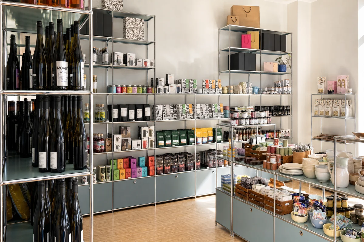 Innenansicht des Showrooms von Taudtmann Feinkost mit Auslage und Regalen