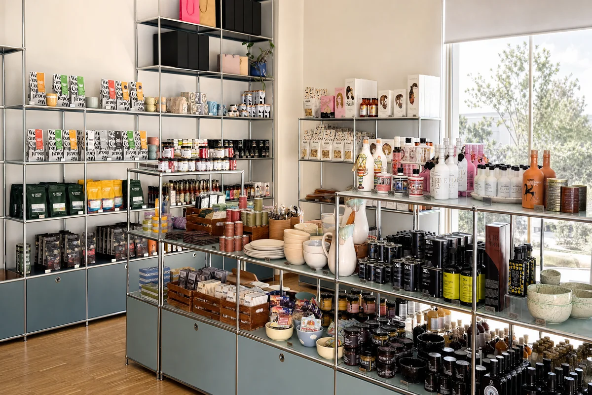 Mittelinsel im Showroom mit praesentierten Feinkostprodukten